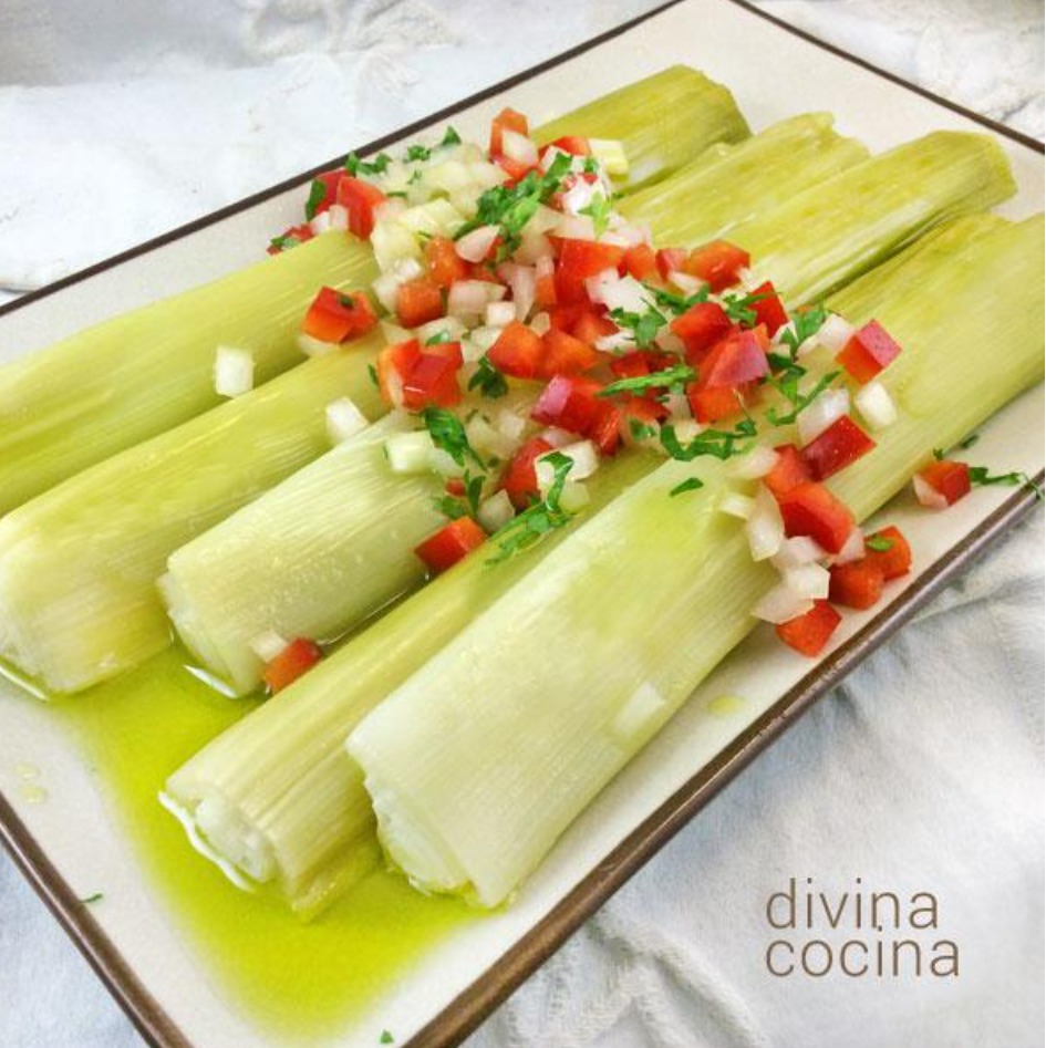 Puerros en vinagreta y huevos revueltos con jamón